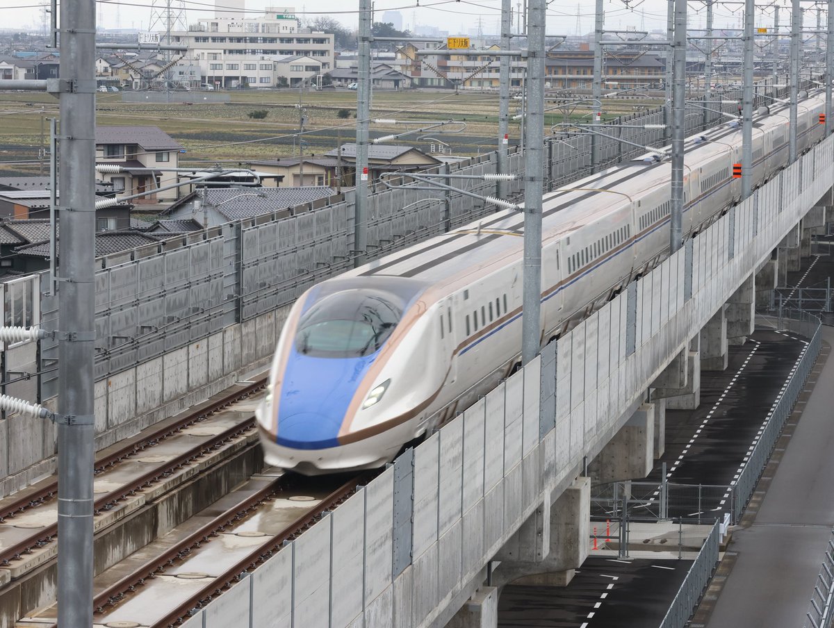 JA9UYO's tweet image. トレインパーク白山から、高速で通過する北陸新幹線を撮った。
シャッターを1/200sec で切ったら被写体ブレ! はやッ！　1/400secでやっと止まった。総合車両所をガラス越しに見られる。珍しい光景だが、ちょっと物足りない。

#北陸新幹線　#トレインパーク白山　#EOS_R7  #白山総合車両所