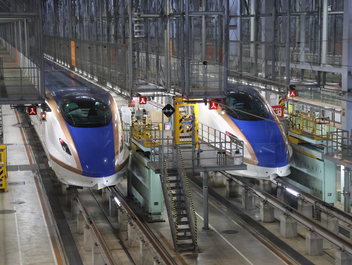 JA9UYO's tweet image. トレインパーク白山から、高速で通過する北陸新幹線を撮った。
シャッターを1/200sec で切ったら被写体ブレ! はやッ！　1/400secでやっと止まった。総合車両所をガラス越しに見られる。珍しい光景だが、ちょっと物足りない。

#北陸新幹線　#トレインパーク白山　#EOS_R7  #白山総合車両所