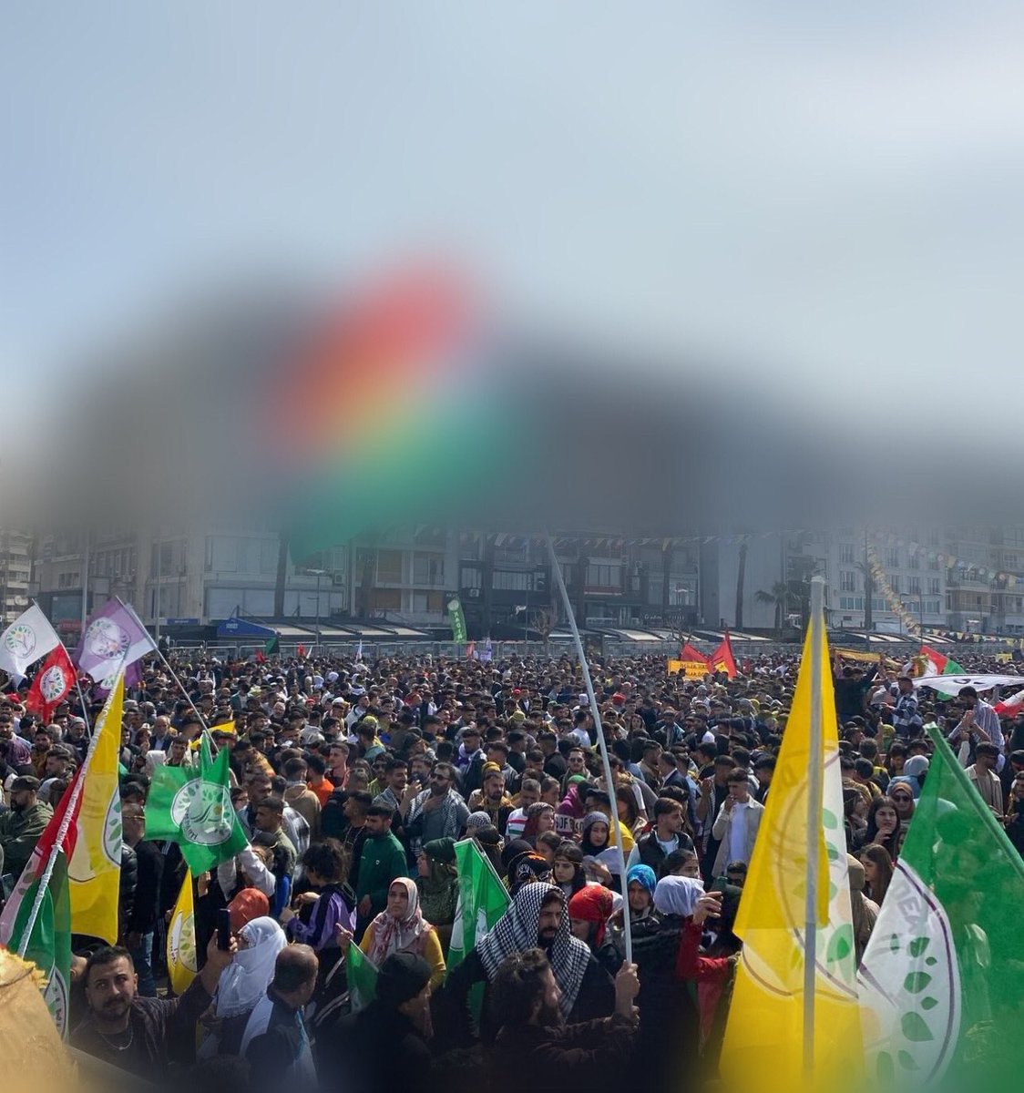 Kendi öz yurdumda ben miyim garip? Beni bir köşeye atan utansın!
Eğilmiyor diye, kurdu hor görüp
İti el üstünde tutan utansın!