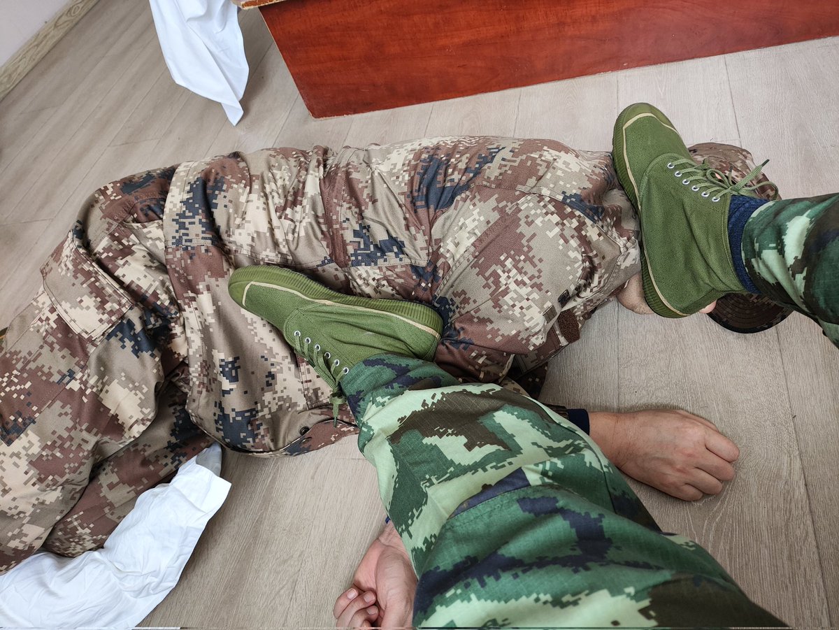 loyalbigdog's tweet photo. 酣畅淋漓的周末两天，今年第一调给了陕西大叔狗儿子，可太喜欢舔脚了，期待下次 https://t.co/1dMewGb57Z
