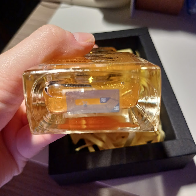 mikkipastel's tweet photo. Today I got CryptoSaiPerfume at #BinanceTHIsMore #MoreWithBinanceTH with a gold filter perfume, fragrant smell, and NFC under the bottle.
.
The important thing is that it was made by love from @CryptoSaiV2, thank you for this.
.
PS. Receive perfume photo taken by @NattyCMN https://t.co/YknaXucKxW
