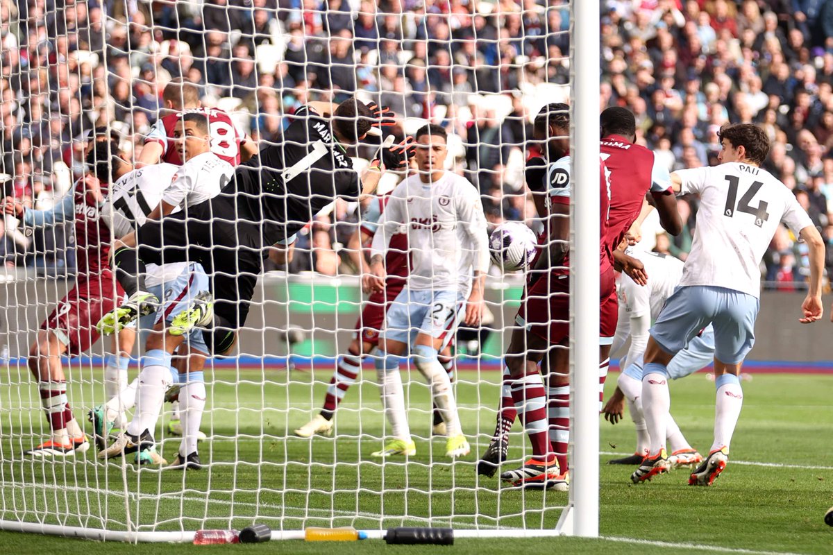 West Ham and Michail Antonio think they have a second of the match...

But VAR deems the ball to have brushed Antonio's arm and the goal is disallowed

#WHUAVL