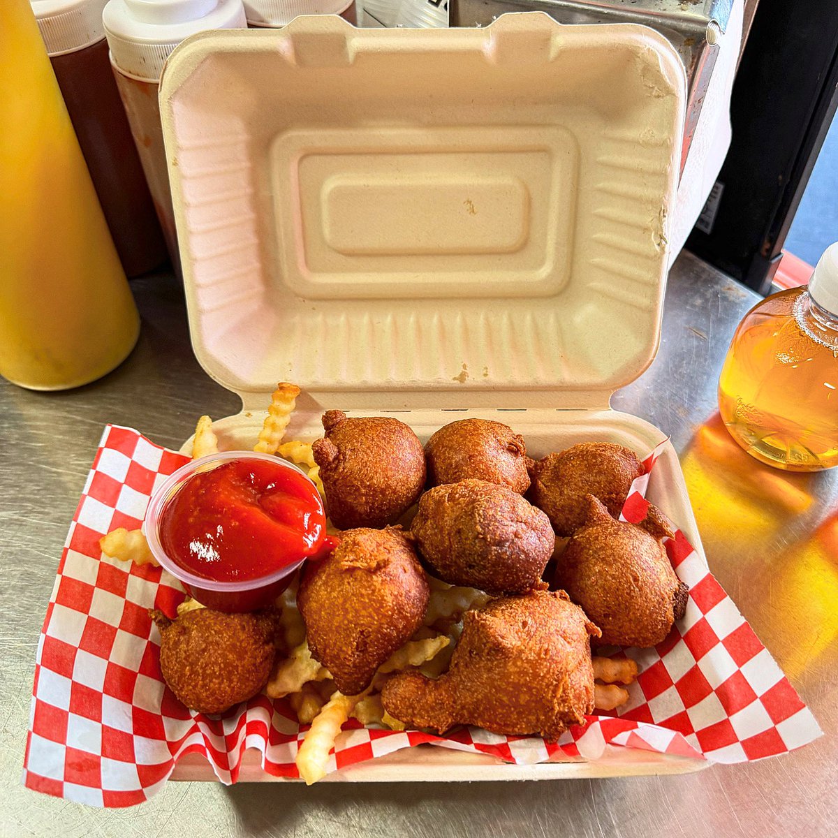 Batter Up Truck is at Spark Social SF for brunch today. Grab a box of mini Corndog Bites and fries to make your Sunday complete!
.
.
.
.
.
#batterupsf #batteruptruck #corndog #bite #bitesize #fries #box #togo #sundayvibes #sparksocialsf #sffoodie #nomnom #betterthandisneyland