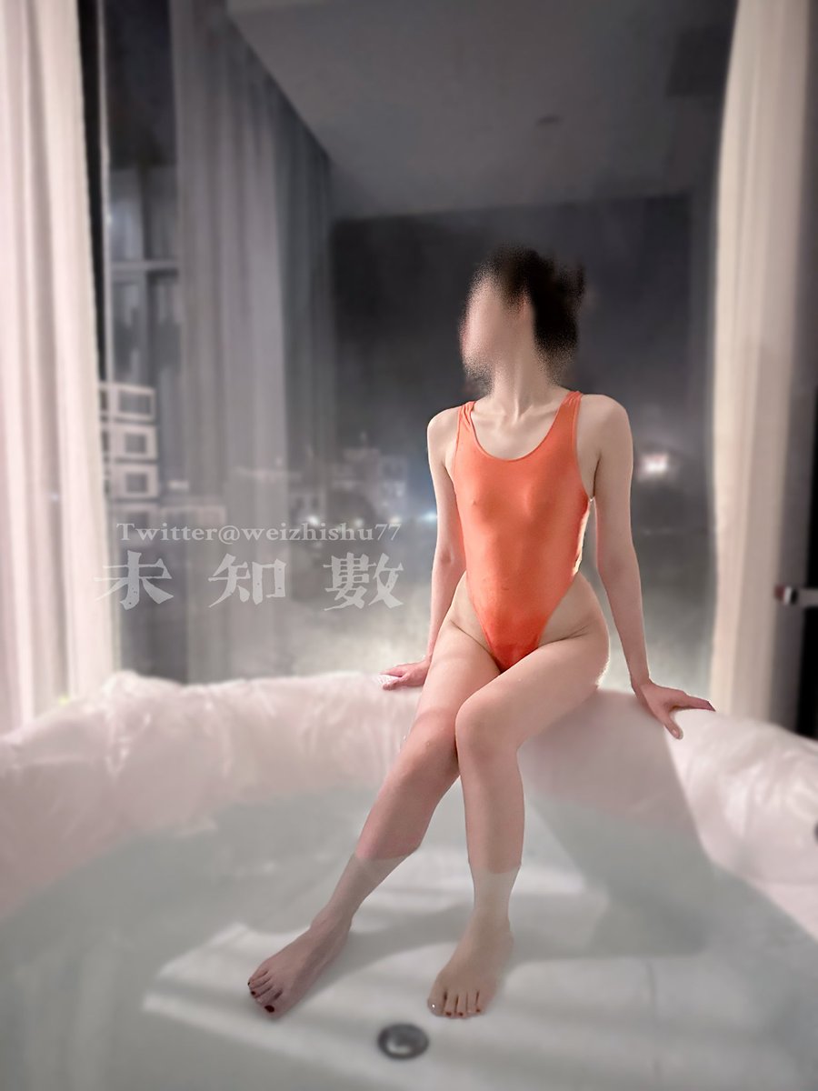 去桂林前做攻略，知道桂林也有不错的温泉，知道那几天会降温，天气冷泡刚好可以泡泡温泉，所以出门的时候特地带上这件泳衣。

可惜因为突然的下雨，行程也做了调整，不过温泉泡不成，泡澡总是可以的…… https://t.co/LBrXdOVlwj