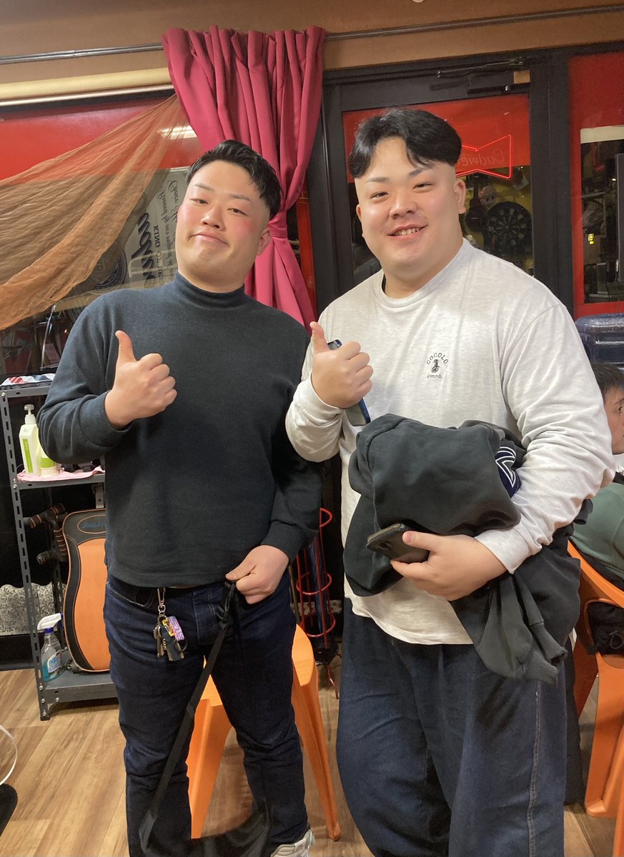 KamekichiB2s's tweet photo. 最近のヘアースタイル
トライデンツメンバー仲良しコンビ
卒業前に2人で来店✂️
長い間ありがとね〜😭
2人ともサイド、バックはウスウスフォードにしました😃 https://t.co/sLbxDM8TbY