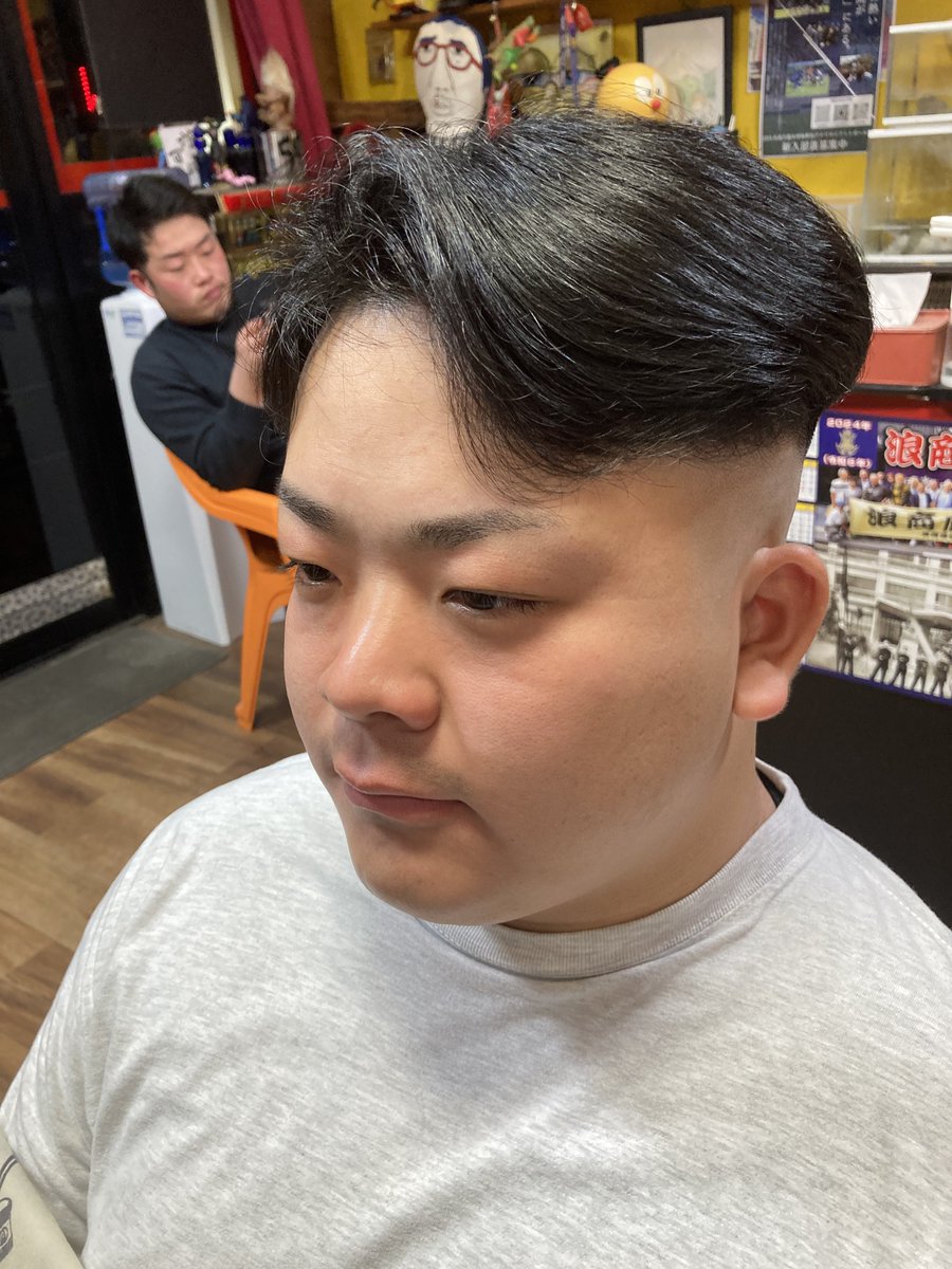 KamekichiB2s's tweet photo. 最近のヘアースタイル
トライデンツメンバー仲良しコンビ
卒業前に2人で来店✂️
長い間ありがとね〜😭
2人ともサイド、バックはウスウスフォードにしました😃 https://t.co/sLbxDM8TbY