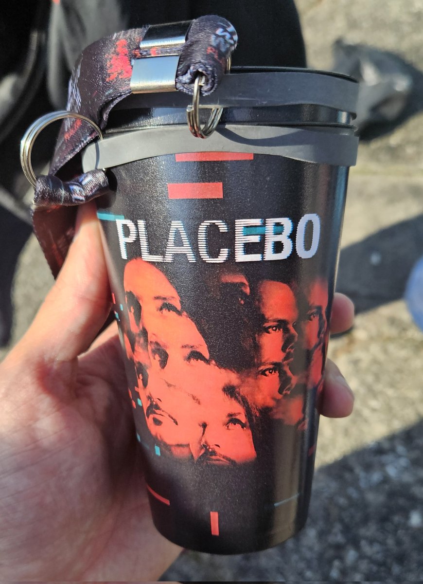 Que copo lindo do PLACEBO mds 🫣