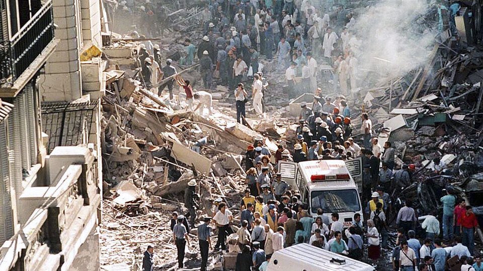 En tiempos convulsivos, donde la violencia y la intolerancia parecen hacerse cada vez más lugar, recordamos el atentado a la embajada de Israel y continuamos pidiendo justicia, por las víctimas, por sus familias y por todo el pueblo argentino.