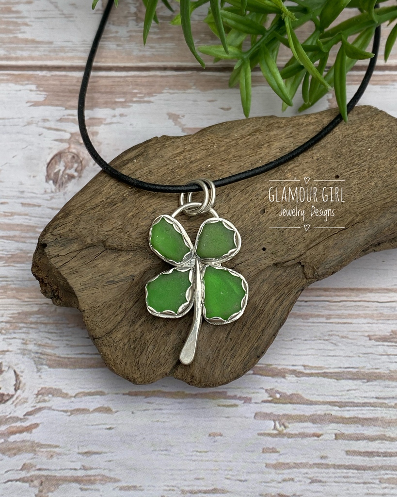 goimagine_life's tweet photo. Feeling lucky this St. Patrick's Day? We spotted this charming 4-leaf clover pendant crafted from sea glass on #goimagine! π This unique piece embodies the magic of the season and the beauty of handcrafted treasures. https://t.co/iCvOXpQMuV
#LuckyFinds #Handmade #HandmadeForGood https://t.co/am5B6XEeHk