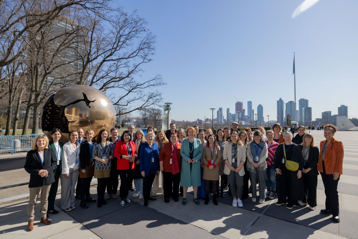 Das ist die Regierungsdelegation, die an der 68. Sitzung der UN-Frauenrechtskommission teilnimmt. Großartige Frauen, wichtige Verbände, eine Ehre. Danke, <a href="/lisapaus/">Lisa Paus, MdB</a> <a href="/FidAReV/">FidAR</a> #csw68 #frk68