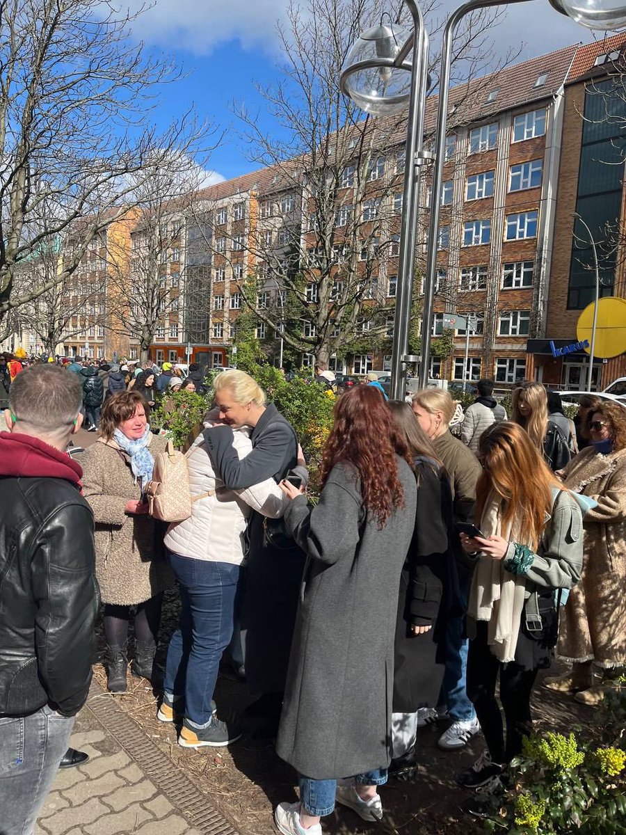sultanbegova's tweet photo. Чувствуете разницу? Спятивший дед, который уцепился за власть боится людей, сидит за 10 метровыми столами и заставляет перед встречей с ним сдавать анализы.

И жена лидера российской оппозиции пришла на акцию без охраны, чтобы быть со своим народом🖤 https://t.co/ITCraTrFJJ