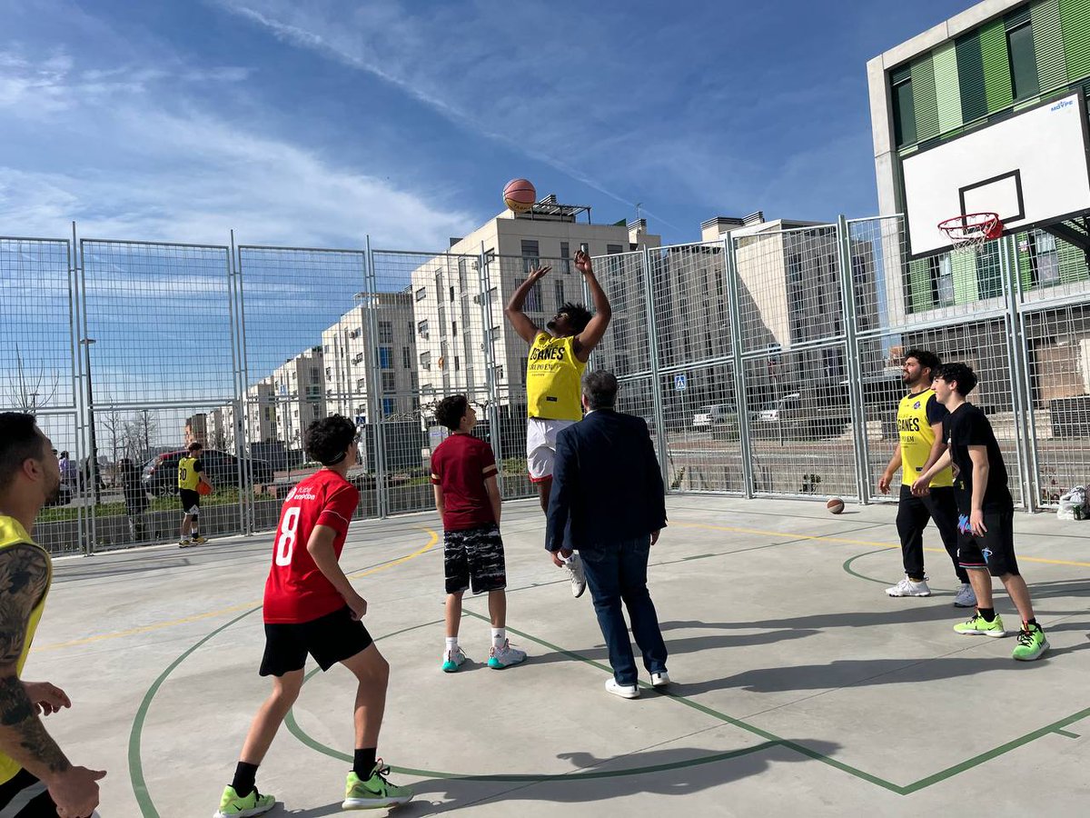 AytoParla's tweet photo. La pista multideportiva del Parque de Las Osas ha acogido esta mañana el torneo solidario de baloncesto🏀🏀 3x3 contra la #violenciadegénero, organizado por @CuidaParla y @JuventudesParla. Con la presencia de @Ramonjurado @brunogapa y @marinamorlopez
#Deporte ➕ #Solidaridad https://t.co/tIIxY8N3Ch