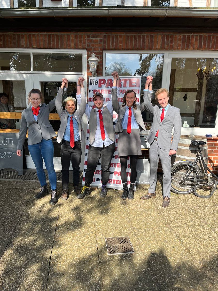 Habemus Vorstand!
V.l.n.r.
Angela Sann, (x)politische Geschäftsführung
Mika Elio Maisch, queerpolitische Geschäftsführung
Charlie Étienne Fahs, 2. Vorsitz
Leonie Müller, 1. Vorsitz
Oskar Pohlmann, Schatzmeisterei