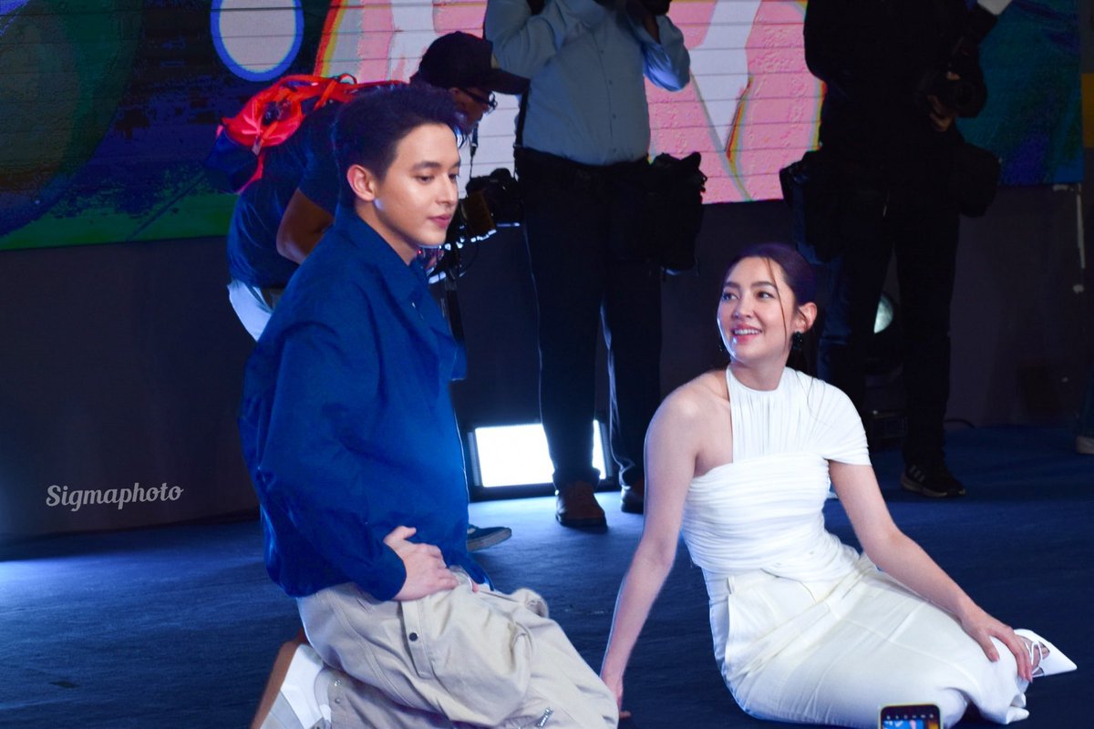 Real_Cy96's tweet image. คือสองคนนี้ตัวท๊อปเจน 3 พระเอกนางเอกเบอร์ต้นของประเทศ แต่ใช้เวลาเกือบชั่วโมงนั่งพื้นเวทีคุยกับแฟนคลับหลังงาน event