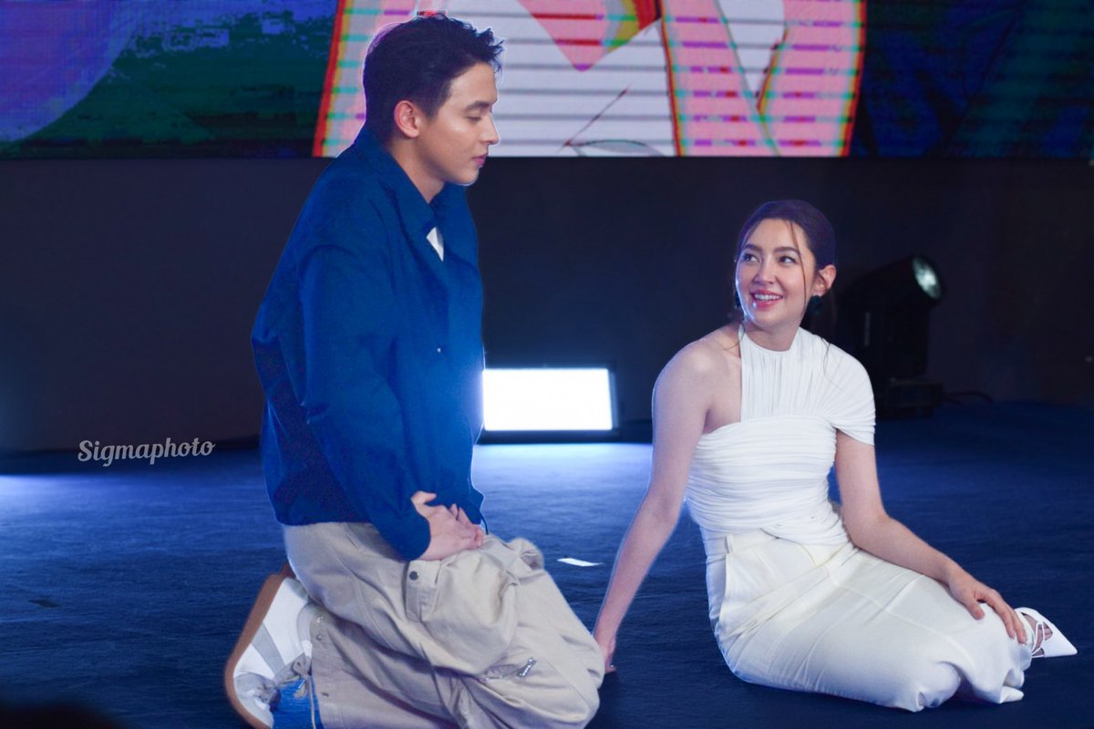 Real_Cy96's tweet image. คือสองคนนี้ตัวท๊อปเจน 3 พระเอกนางเอกเบอร์ต้นของประเทศ แต่ใช้เวลาเกือบชั่วโมงนั่งพื้นเวทีคุยกับแฟนคลับหลังงาน event