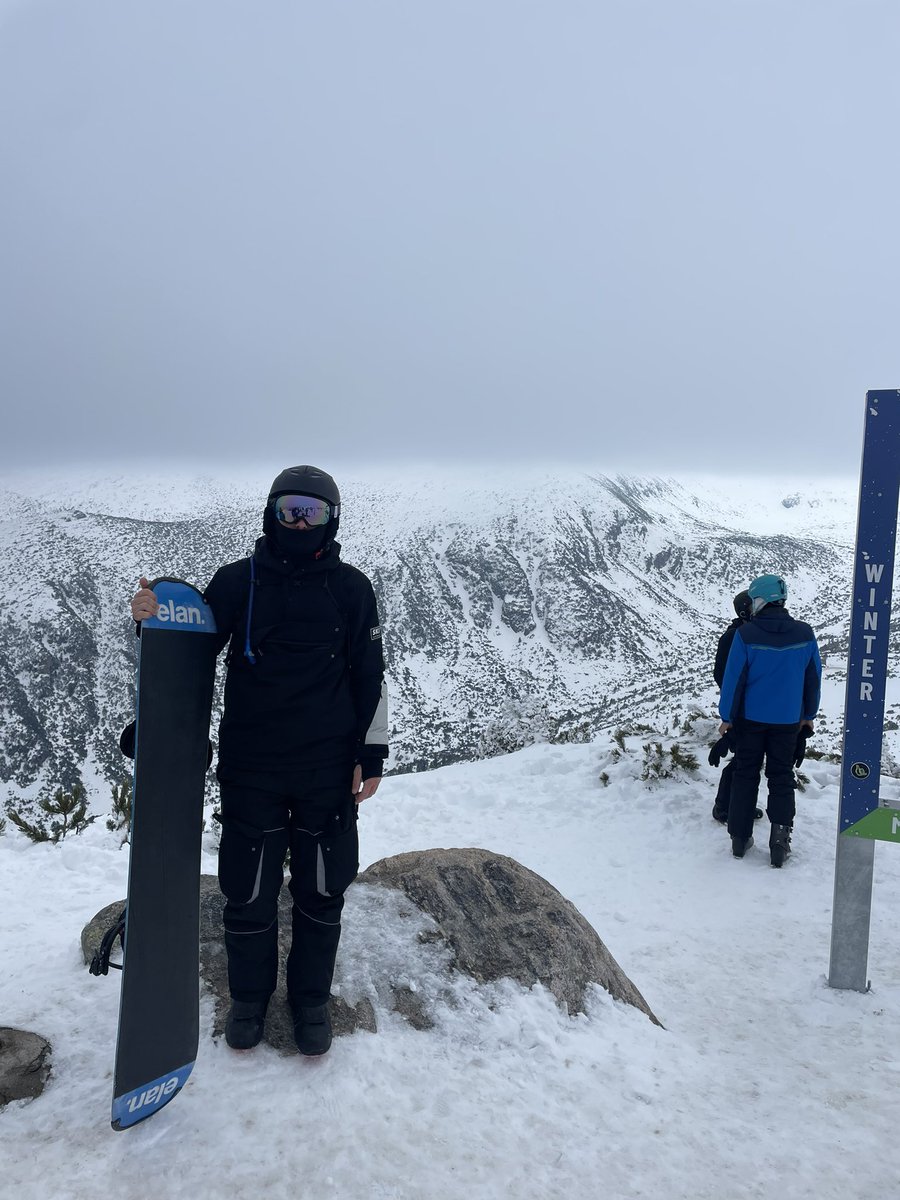 JAXSTEEE's tweet photo. Snowboarding has been great fun first time ever 🤝🏽 https://t.co/MbLiEhmIJW