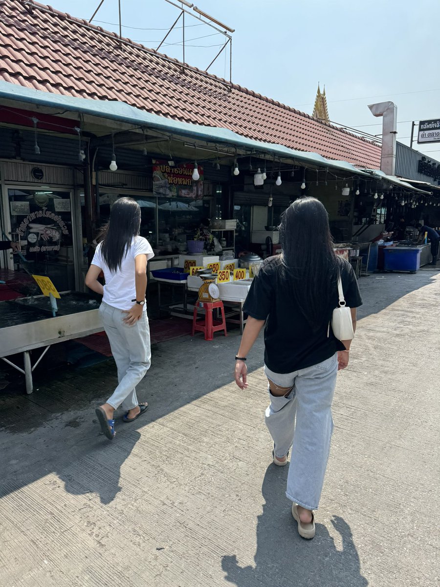 Toitoitwo's tweet photo. オキニとアユタヤ旅行とシャレこんでみたら、なんでか友達がついて来るヤツ https://t.co/XlsOFmfsPl