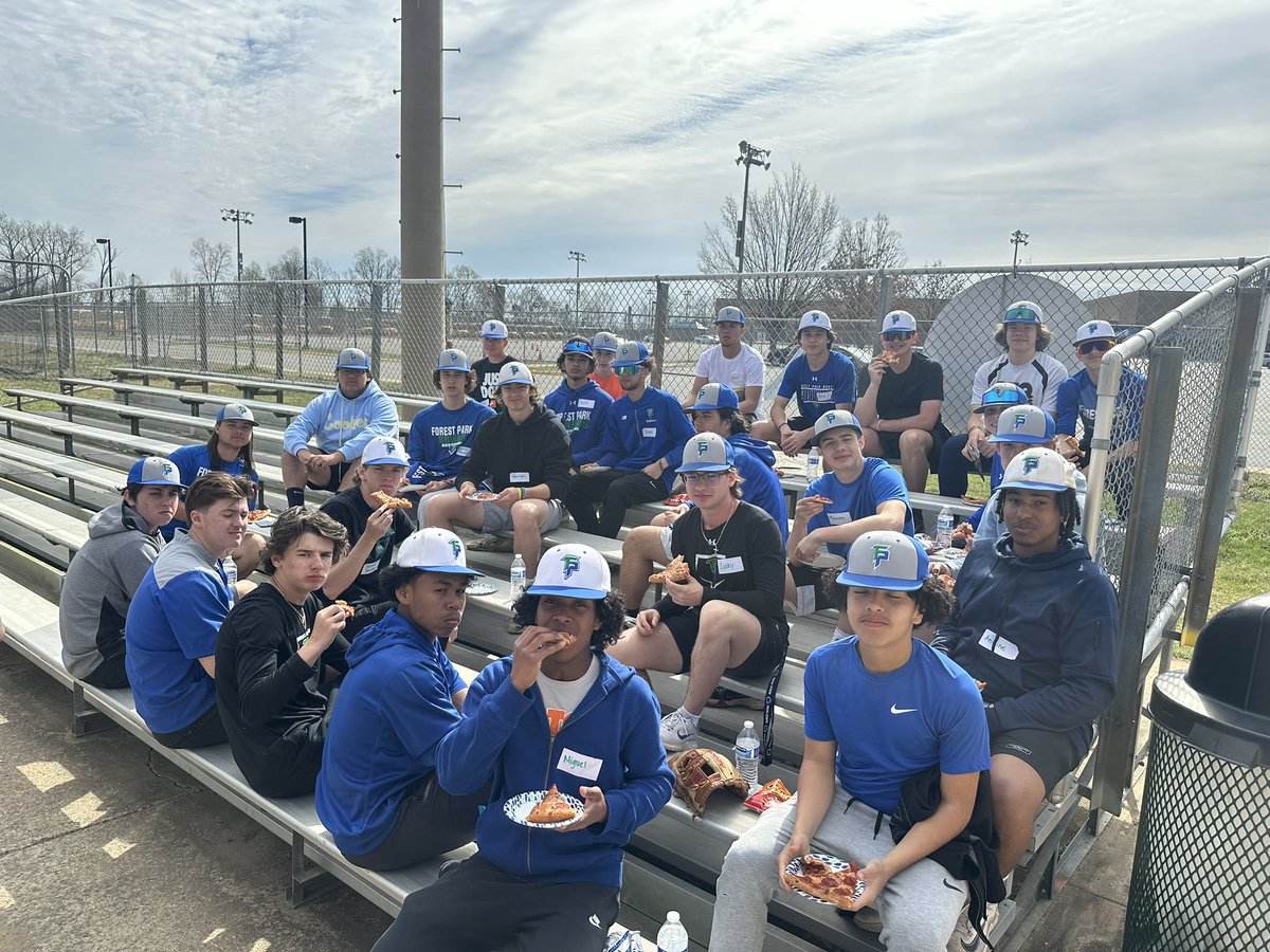BaseballFPBruin's tweet photo. Lunch break during DTQ camp for T-ballers and Machine Pitch teams!!!!

#DefendtheDen https://t.co/51zSaciMp7