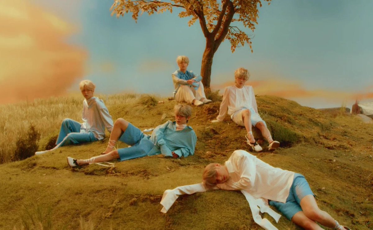 translatingTXT's tweet image. ballet core 🤍🎀