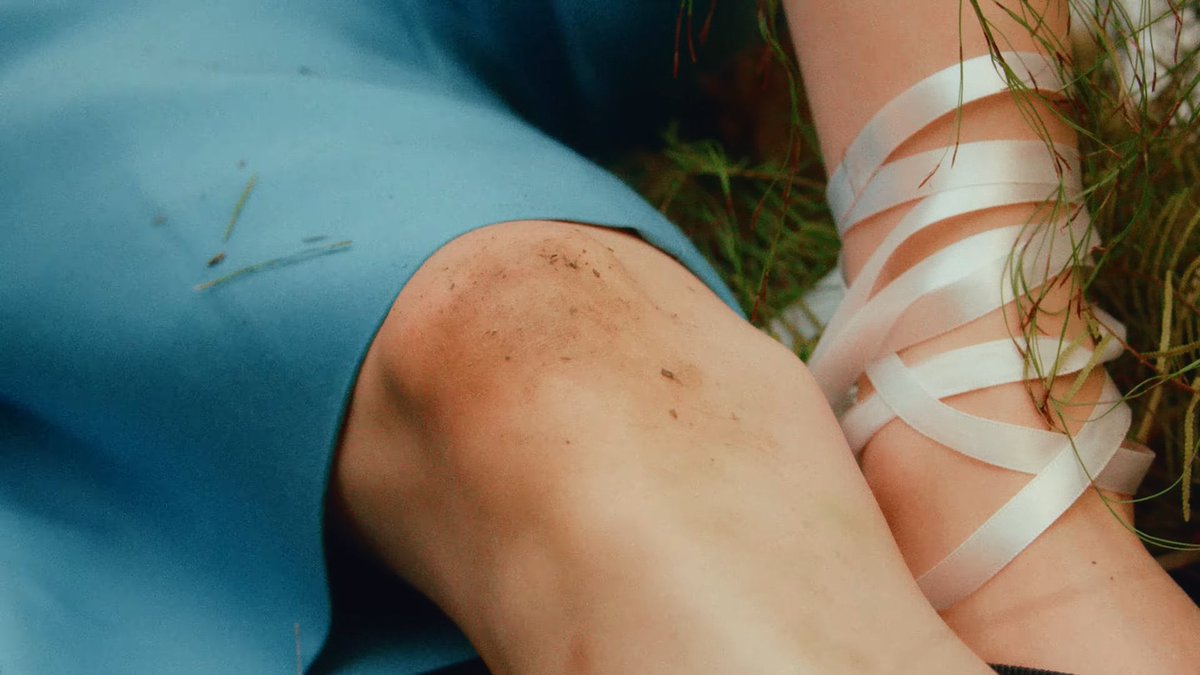 translatingTXT's tweet image. ballet core 🤍🎀