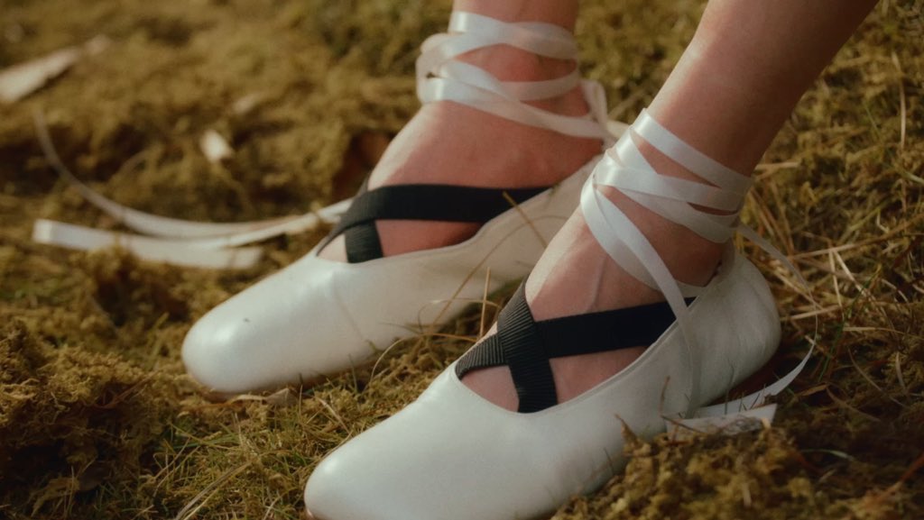 translatingTXT's tweet image. ballet core 🤍🎀