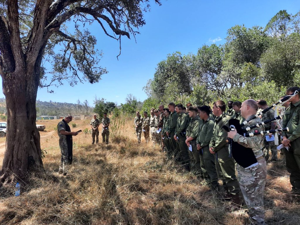 Padre Thompson from @BATUKOfficial delivering a Field Service for #StPatricksDay with @irish_guards on Exercise HARAKA SPEAR in Kenya! #ChargingBulls #UpTheMicks Happy St Patrick’s Day 🍀💂 @1UKDivision @ArmySgtMjr1ukXX @BritishArmy