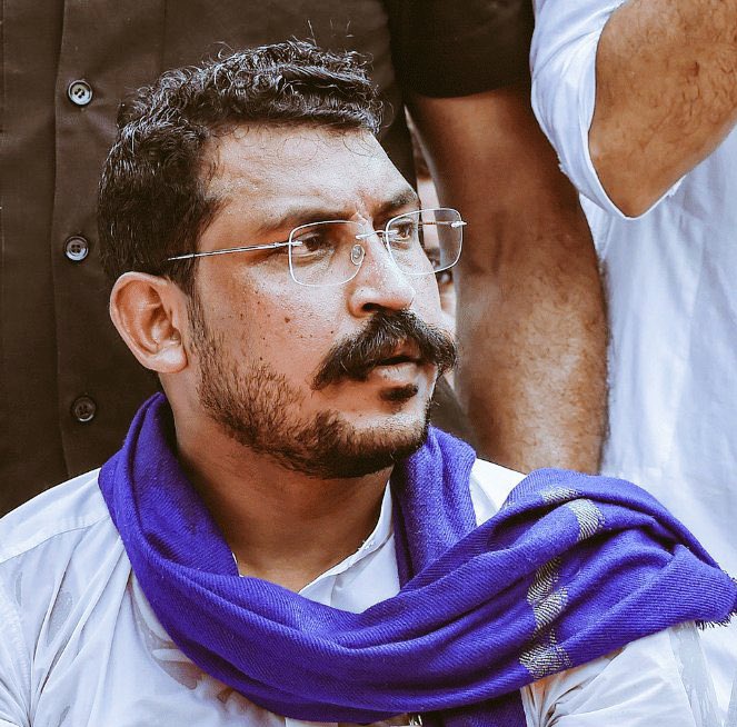 SanjeetJatavASP's tweet photo. कहते हैं चंद्र शेखर आजाद जिस मिट्टी पर कदम रखता है उस मिट्टी से मनुवाद और जातिवाद साफ हो जाता है। सोचिए क्या होगा जब चंद्र शेखर आजाद के कदम देश की संसद मे पड़ेंगे जहां कानून बनते हैं। मैं दावे के साथ कहता हूं संसद को निकला हुआ एक एक कानून और बिल बहुजनों के हित में होगा। #Ketali https://t.co/7ue81frgGZ