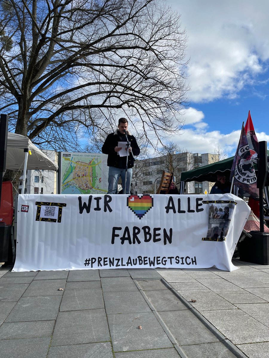 s_unteilbar's tweet photo. ² „ Gemeinsam gegen Rassismus. Zusammen für Demokratie.“
Super Unterstützung von außerhalb sowie Redebeiträge u.a. von @OmasGgRechtsBln (Renate), @op_p (Julian) und @diebrandmauer (Andrea).
#Prenzlau #PZ1703 #Uckermark #Brandenburg #zeigtHaltung! #UMSicht #unteilbar #handinhand https://t.co/YdGsVwwRfU