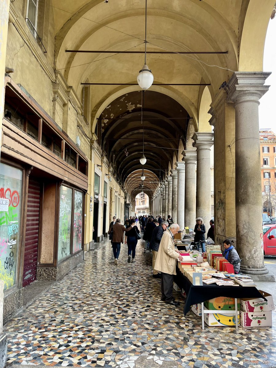 Ogni terza domenica del mese i Portici di Piazza Vittorio a Roma diventano di carta. Evviva #Esquilibri!