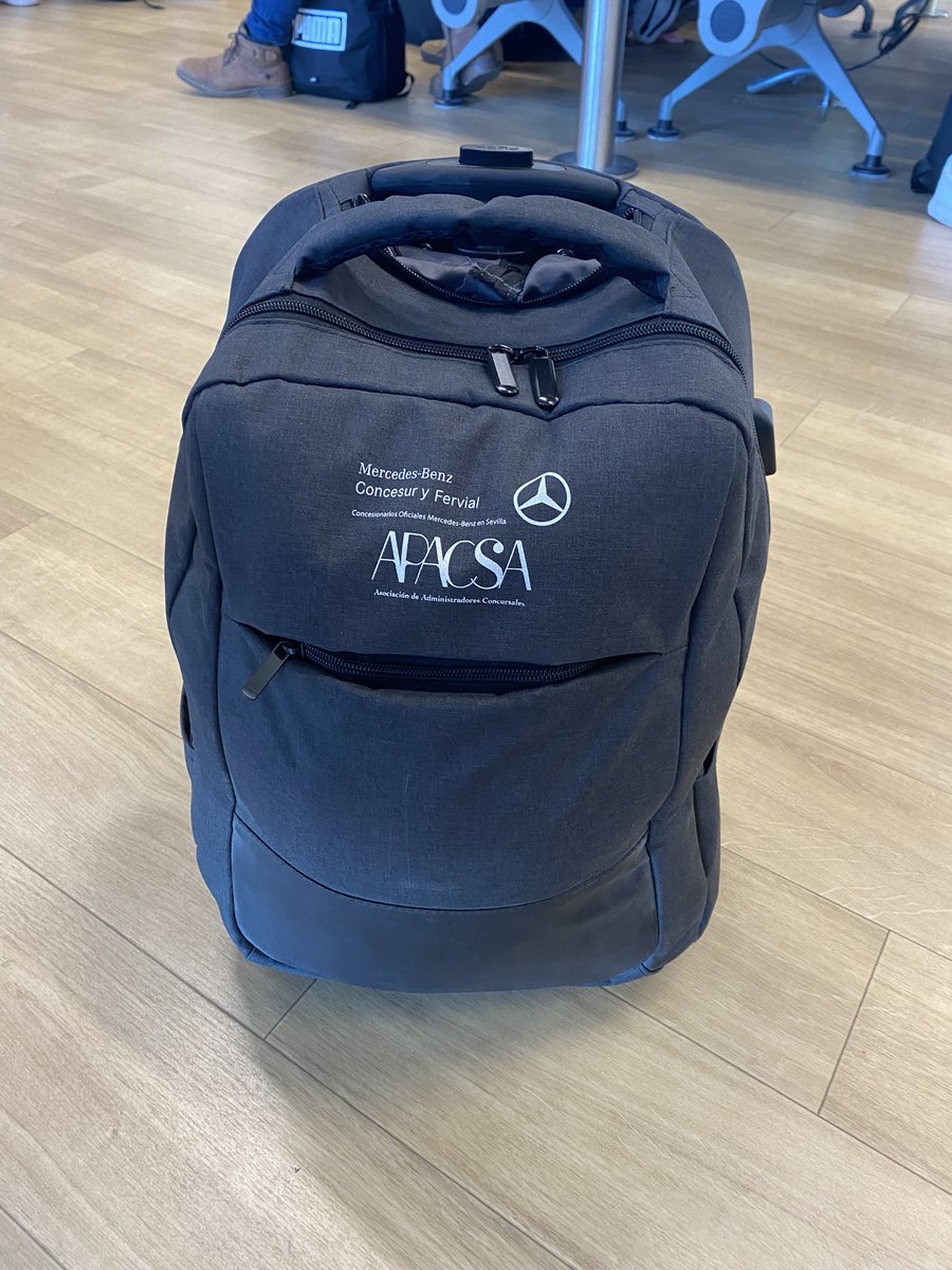 Isabellopezram's tweet photo. Por esta mochila #wizzair nos ha cobrado 60€ para poder entrar en el avión, un timo que lo flipas https://t.co/tqf6in1MH4