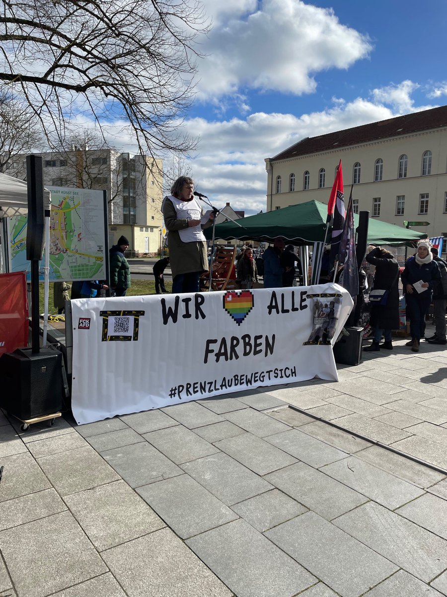 s_unteilbar's tweet photo. ² „ Gemeinsam gegen Rassismus. Zusammen für Demokratie.“
Super Unterstützung von außerhalb sowie Redebeiträge u.a. von @OmasGgRechtsBln (Renate), @op_p (Julian) und @diebrandmauer (Andrea).
#Prenzlau #PZ1703 #Uckermark #Brandenburg #zeigtHaltung! #UMSicht #unteilbar #handinhand https://t.co/YdGsVwwRfU