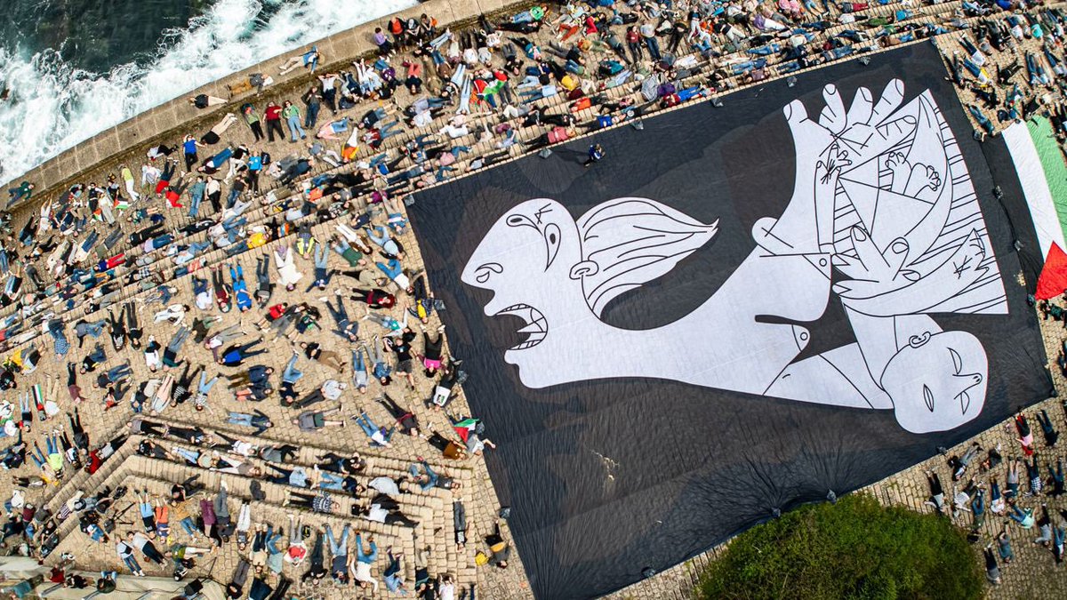 Palestina eta Euskal Herria, beti elkarrekin. Israel hilzaile! Gora Palestina!