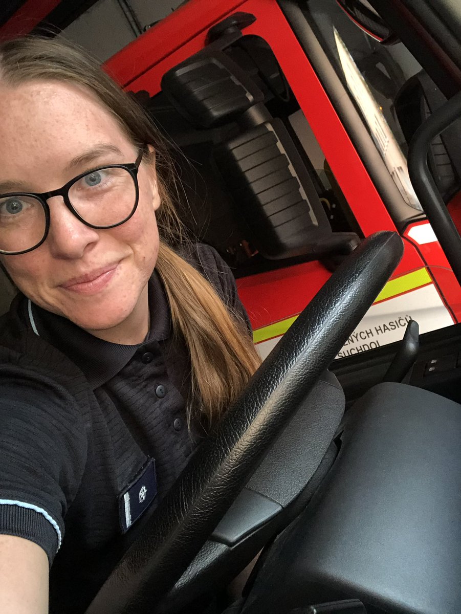 sriefrt's tweet photo. Proseděla jsem víkend na školení, abych mohla být strojník 🚒
Stejně se víc vidím na sedačce vedle spíš 😀 https://t.co/0cB3DWMFcf