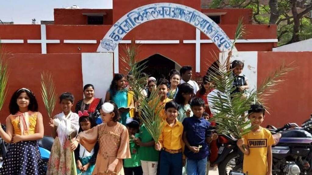 Nick_Johnsn's tweet photo. Christian-run institutions in Uttar Pradesh's Fatehpur are facing criminal cases for alleged forcible conversion of Hindus. Over 200 people have been accused, with many arrested based on illegal complaints. The union government has also targeted the funding of one institution. https://t.co/EJ1aKzwXro