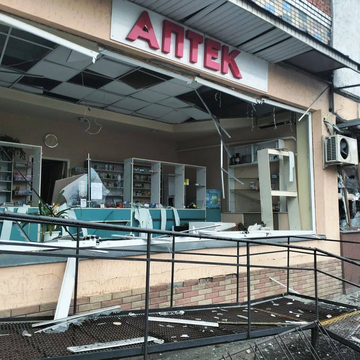 Це Велика Писарівка. Її стирають з лиця землі. Триває евакуація. Новини мовчать

З 8 по 15 березня Сумська область, включно з містом Суми, витримали 2500 прильотів. Тривоги не припиняються. Ми сидим в укриттях більшу частину дня

Ви питаєте, чому ми зникли з ютубу. Ось чому... 💔