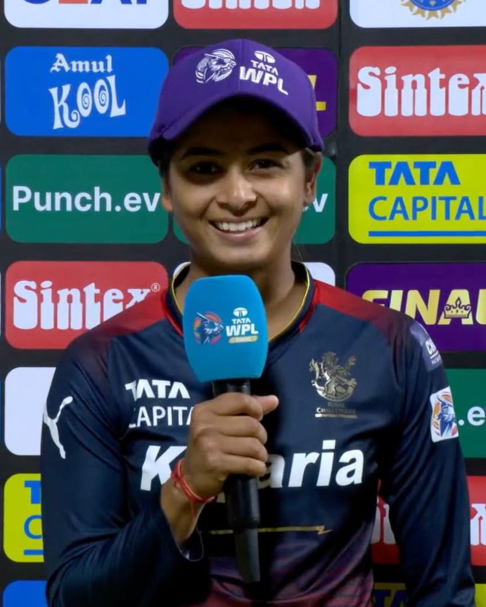 know_everythin's tweet photo. Purple cap holder 🫰🏽
She had hair line fractures and still she had done a brilliant job for her team 4 wicket 

Shreyanka patil u just stole our heart ❤️
#WPLFinal #WPL2024 #WPL #RCBvsDC #RCBW https://t.co/ylc9s6Hrbx