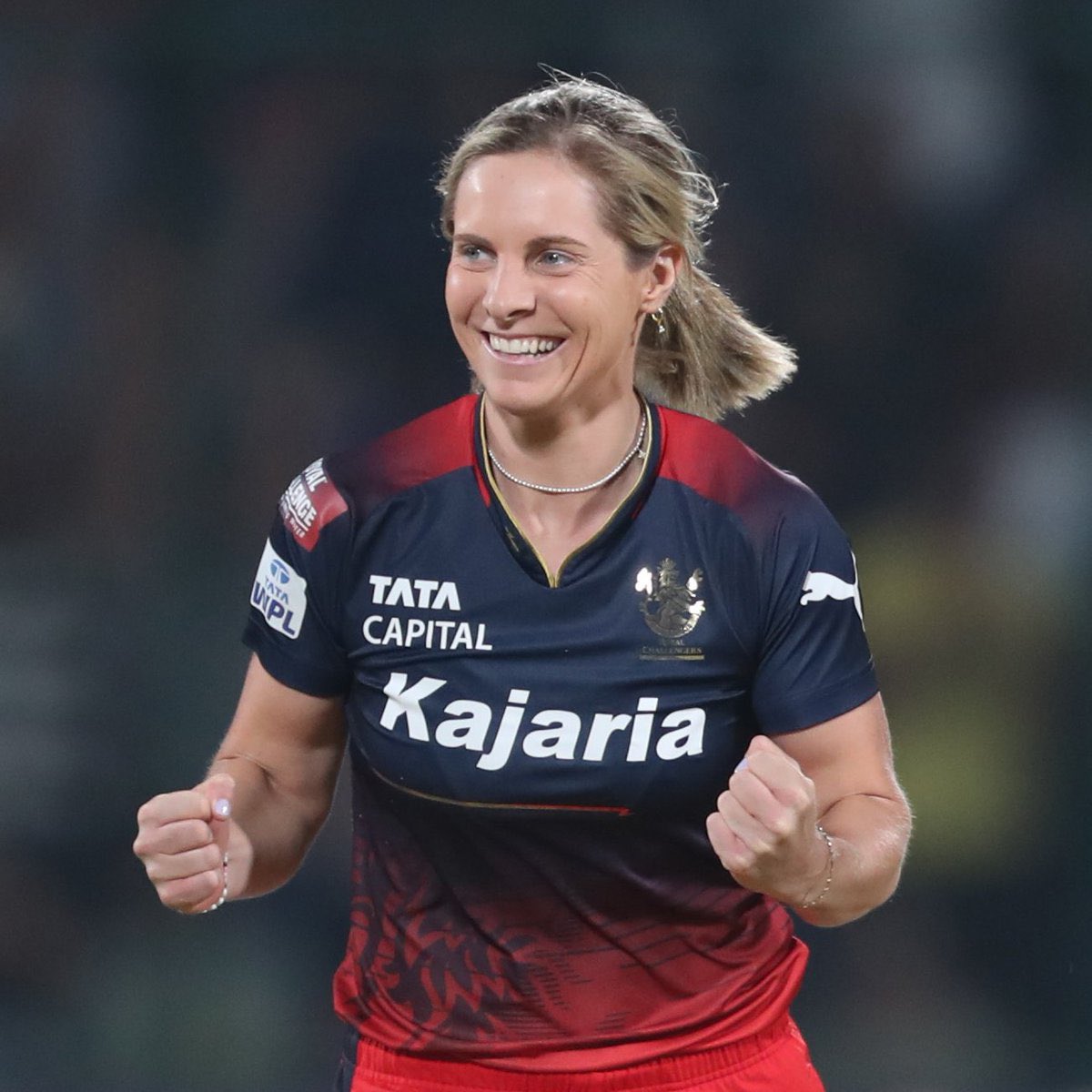 Take a moment and bow down to Sophie Molineux. Her one over changed the entire momentum of this match 🛐 #RoyalChallengersBangalore #RCBvsDC #rcb #RCBW #IPL2024 #WPLFinal