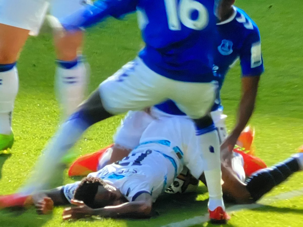 caixenzo's tweet photo. Game should have ended 6-2
But this man had other plans
#SterlingOut https://t.co/5ppzjT173A