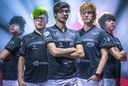 matexzL's tweet photo. Quando vamos começar a rivalizar lines de League of Legends? https://t.co/uNObdcK3yX