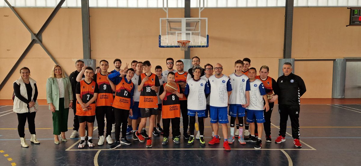 Nuestro equipo de Diversas disputó su primer partido. Agradecer a todos los asistentes habernos acompañado en un día histórico para el club. Un agradecimiento especial a nuestra alcaldesa Irene Navarro y la concejala de deportes Patricia Martínez por su asistencia.🏀