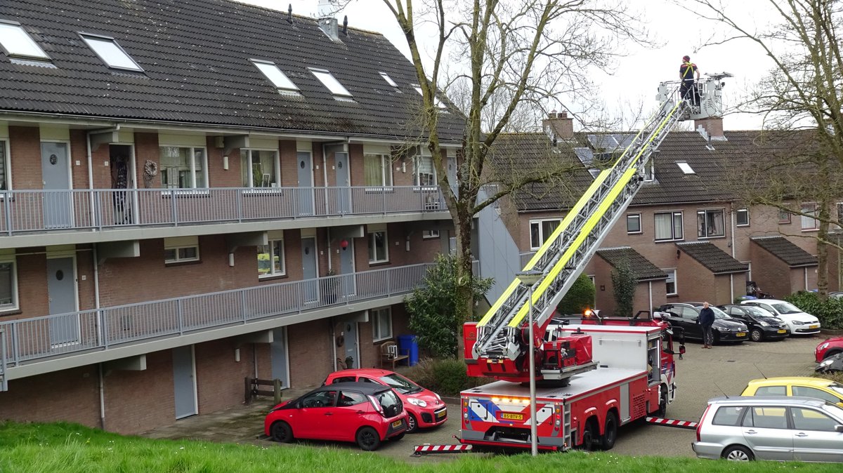 JeffreySDT's tweet photo. 17-03-2024 
P 2 BRT-04 Ass. Ambu (afhijsen) De Wiel #Sliedrecht 186951 187031 #assistentie #Ambulance #Brandweer https://t.co/xh9pHM7GCY