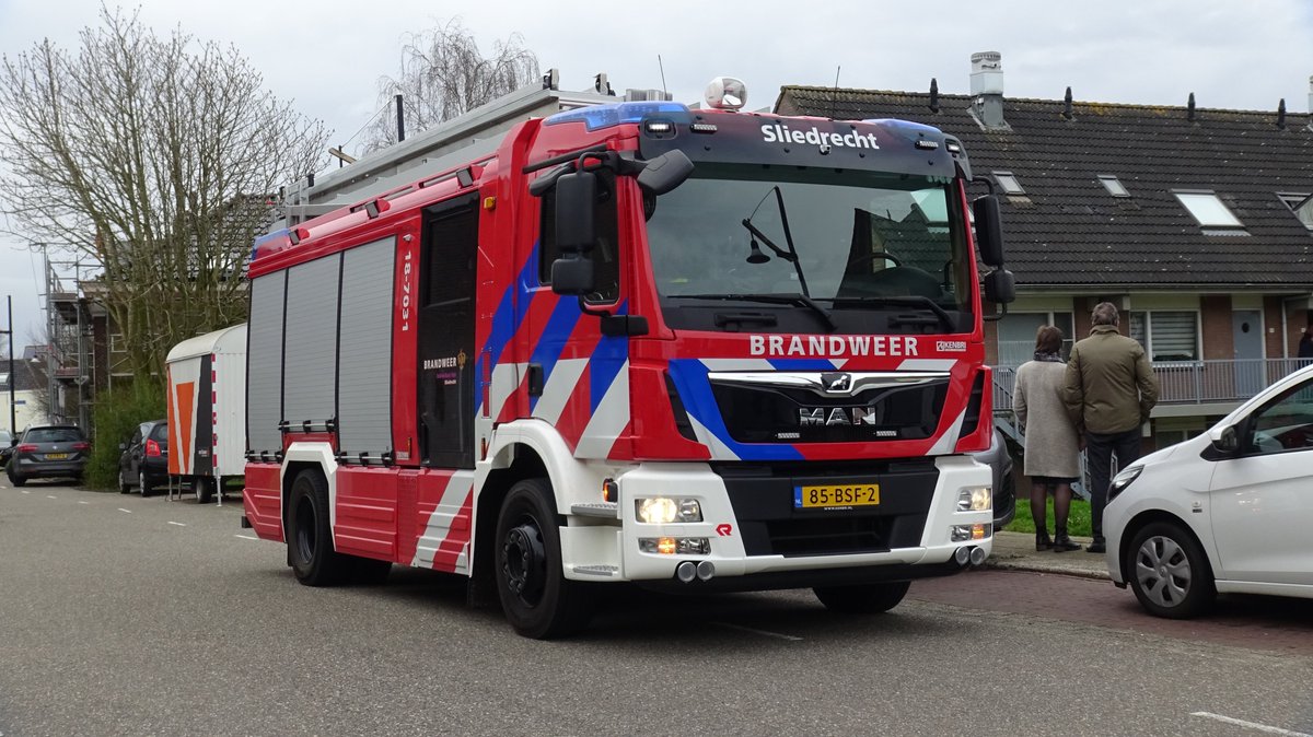 JeffreySDT's tweet photo. 17-03-2024 
P 2 BRT-04 Ass. Ambu (afhijsen) De Wiel #Sliedrecht 186951 187031 #assistentie #Ambulance #Brandweer https://t.co/xh9pHM7GCY
