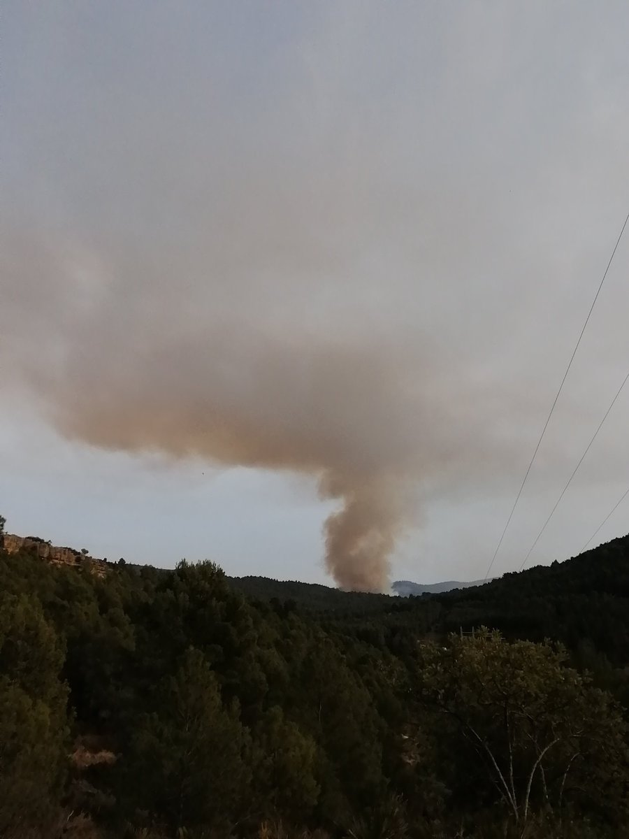 Marc_rubiooo's tweet photo. #IFFanzara visto desde el casco urbano de Vallat (16:46). La columna de humo va en aumento, la evolución parece no ser muy favorable. https://t.co/nymovV0IVh
