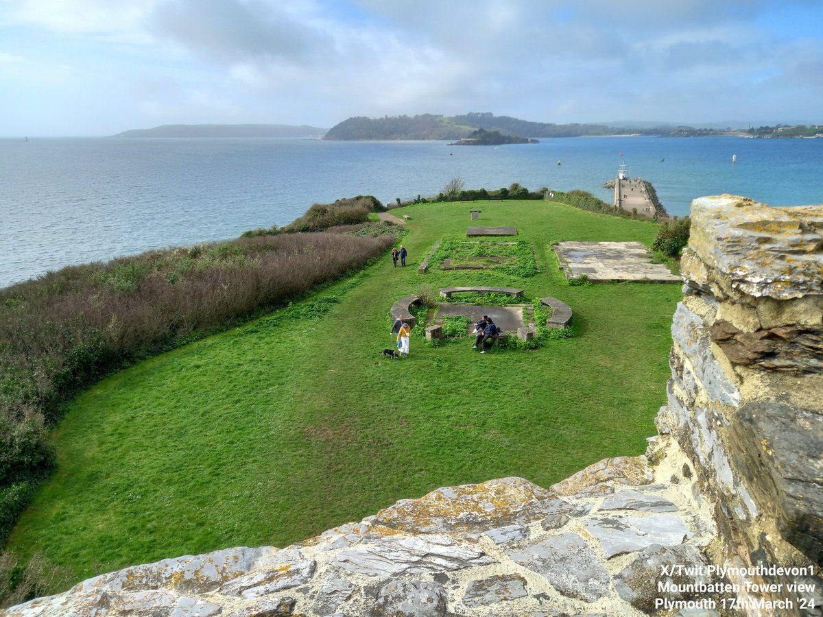 Superb views from the top of Mount Batten Tower in Plymouth today, (it pays to get there early). #MountBattenTower #MountBatten #sundayvibes #Plymouth #BritainsOceanCity #PlymouthSound #Cattewater #History @HeritageFundL_S #Culture @DestinationPlym