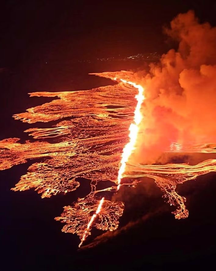 pubity's tweet photo. A Volcano has erupted in Iceland for the 4th time since December https://t.co/aphNabqvA4
