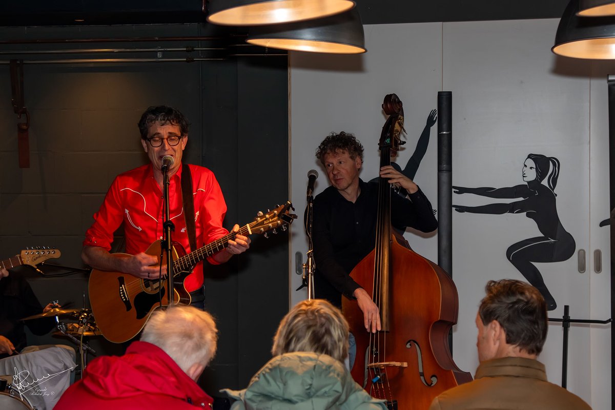 Gluren bij de Buren deel I
Gezellig bij de "buren" Nederlandstalige country and western luisteren van de band Henk Wilmans.