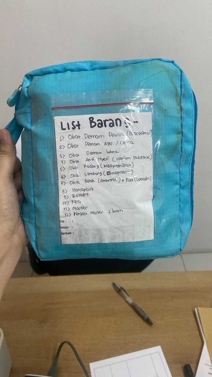 amaliazyus's tweet photo. Persiapin kotak p3k dadakan untuk mama papa abang kakak dan ponakan tercinta❤️
(Kotak p3k diluar obat jantung rutin mama). Safe flight luv❤️ https://t.co/qVl1CoFwYP