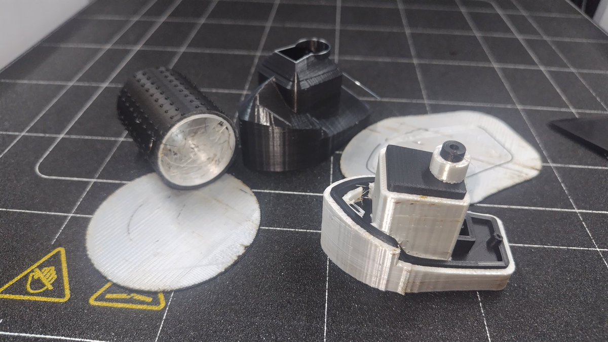 dreamhood23's tweet photo. #snapmaker
#Artisan
#テクダイヤ
#kaikaS （840）
#polymaker
#PolyTerraPLA
#PolySupport
#BreakwayPLA
#3DBenchy
#Cura
おおっ！バラバラになっていないのは大きな進歩だ！！
4項目もあるCuraの温度設定をPolySupportの推奨MAXに合わせるのは正解だったようだ！
プライムタワーほ初めから綺麗に https://t.co/OJ3xXiCg6B