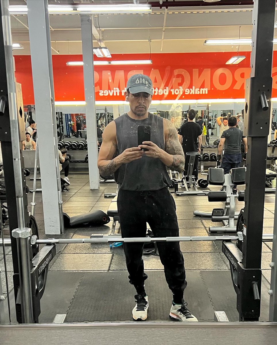 Zoomout718's tweet photo. Sunday gym flow while checking the market. 39 going on 40 LFG! https://t.co/cyfk1y9d6M