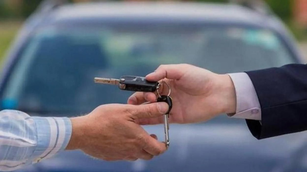 policiaelche's tweet photo. A la hora de vender un vehículo siempre debes redactar un contrato de #compraventa y conservarlo.
👉🏼 Si en #15 días el comprador no justifica el cambio de titular tú mismo debes #comunicarlo a Tráfico. De esta manera evitarás multas del nuevo dueño https://t.co/h8UzqU4BgP